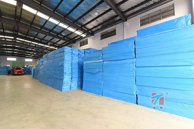 江陰運盛塑業(yè)工廠設備詳解 XPS擠塑板成品區(qū)的卓越工藝